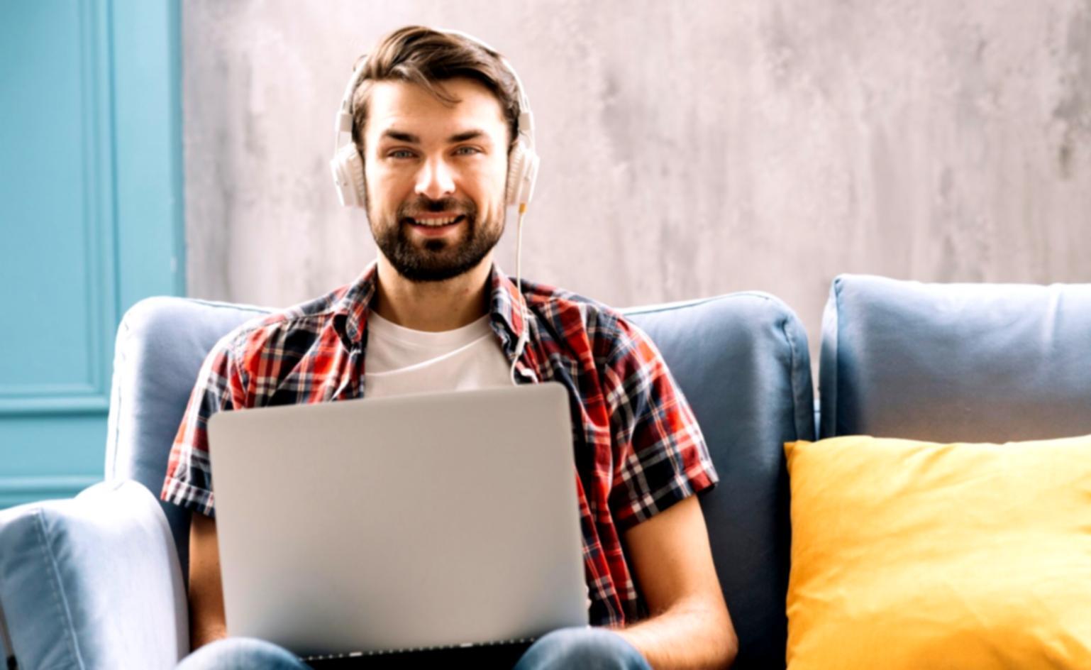 Équipe larovanoviq en réunion de travail collaboratif